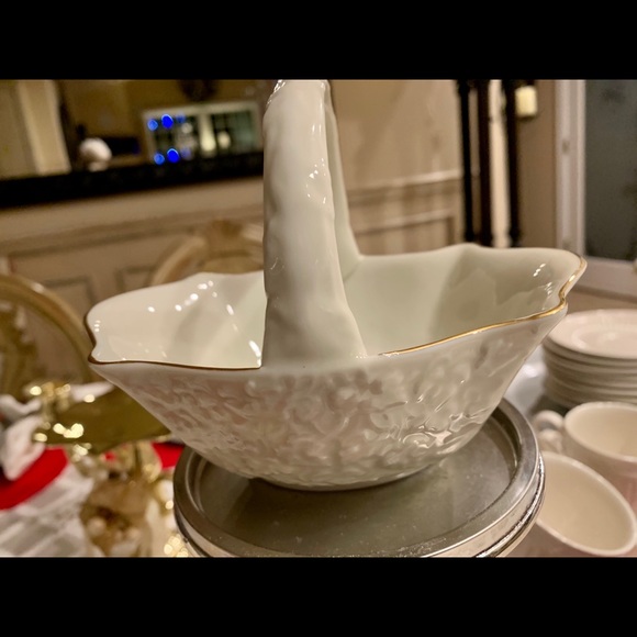 LN BONE CHINA COLLECTABLE BASKET. SIMPLY BEAUTIFUL & SWEET 💕18K GOLD TRIM. - Picture 4 of 10